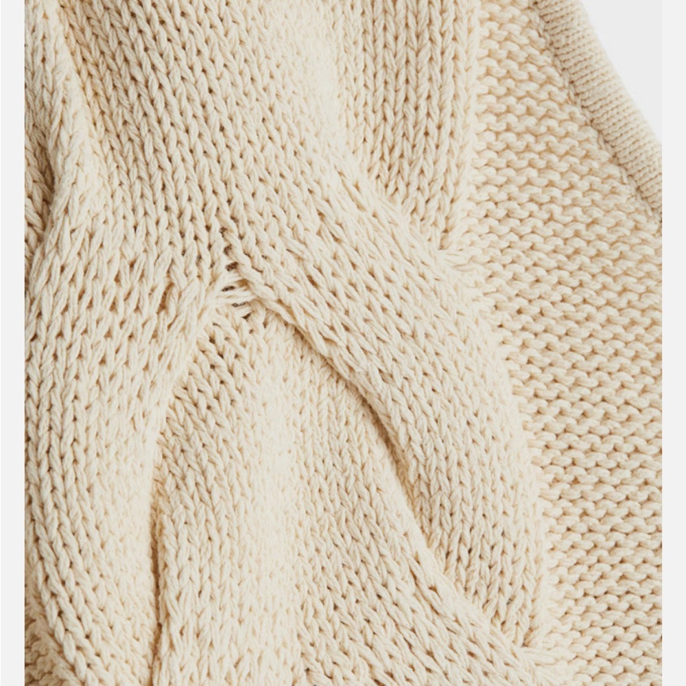 H&M x Lorena Saravia Cream Cable Knit Sweater - Picture 4 of 7